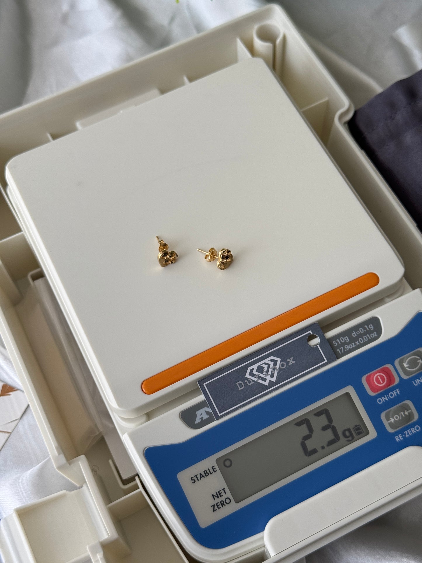 Deget 18 Karat Pure Gold Love Stud Earrings
