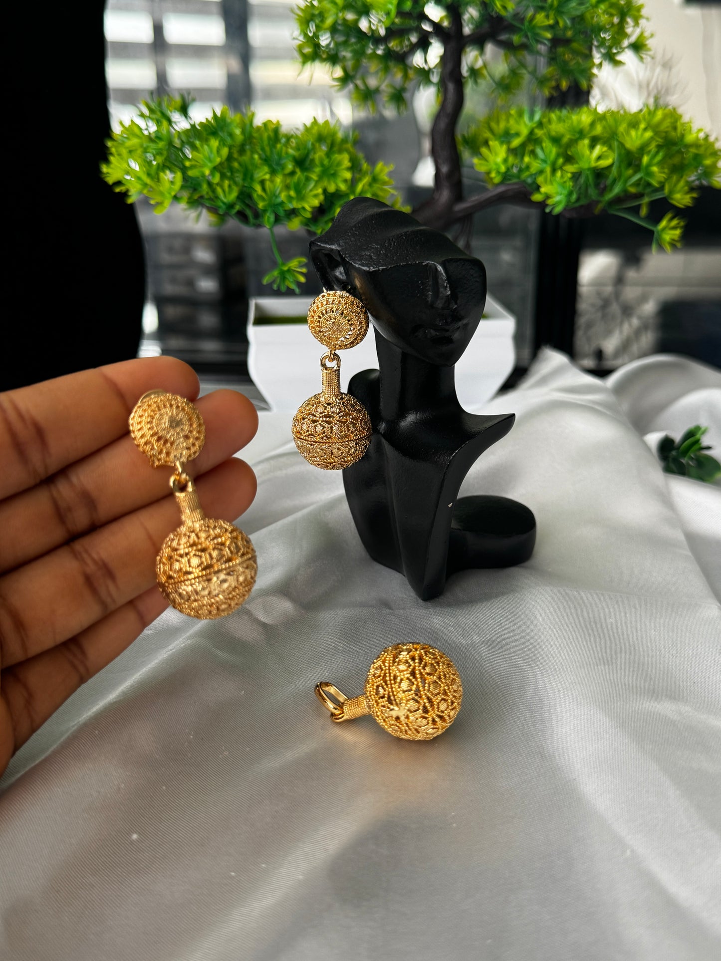 Customer jewellery. Fashion jewellery