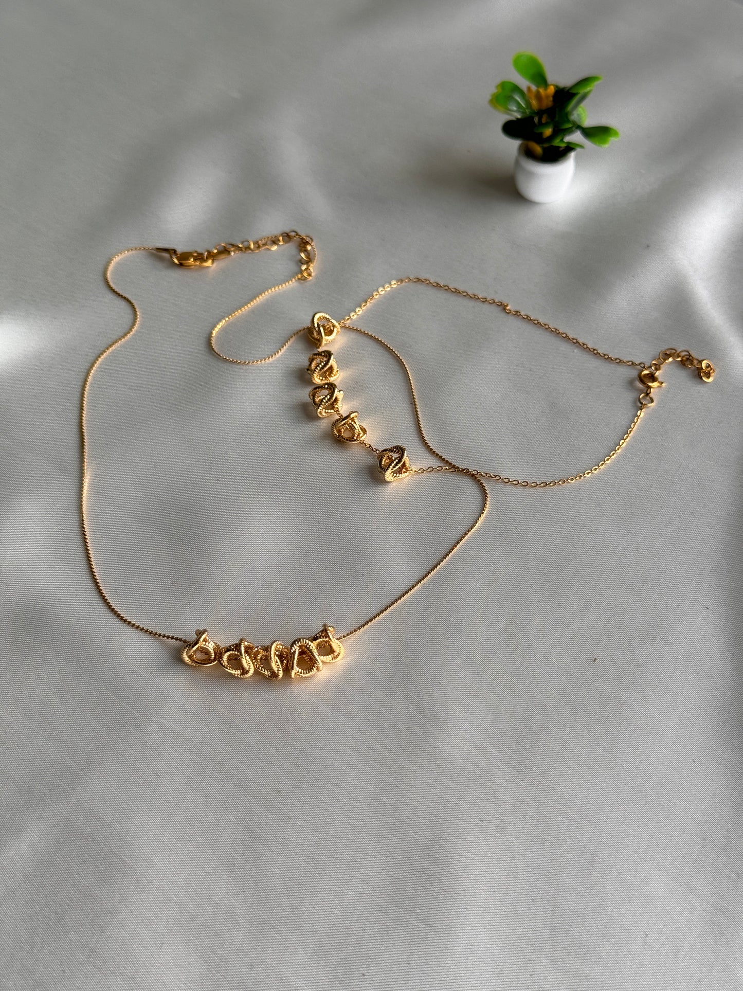 Necklace and anklet jewellery set, non-tarnish for everyday wear.