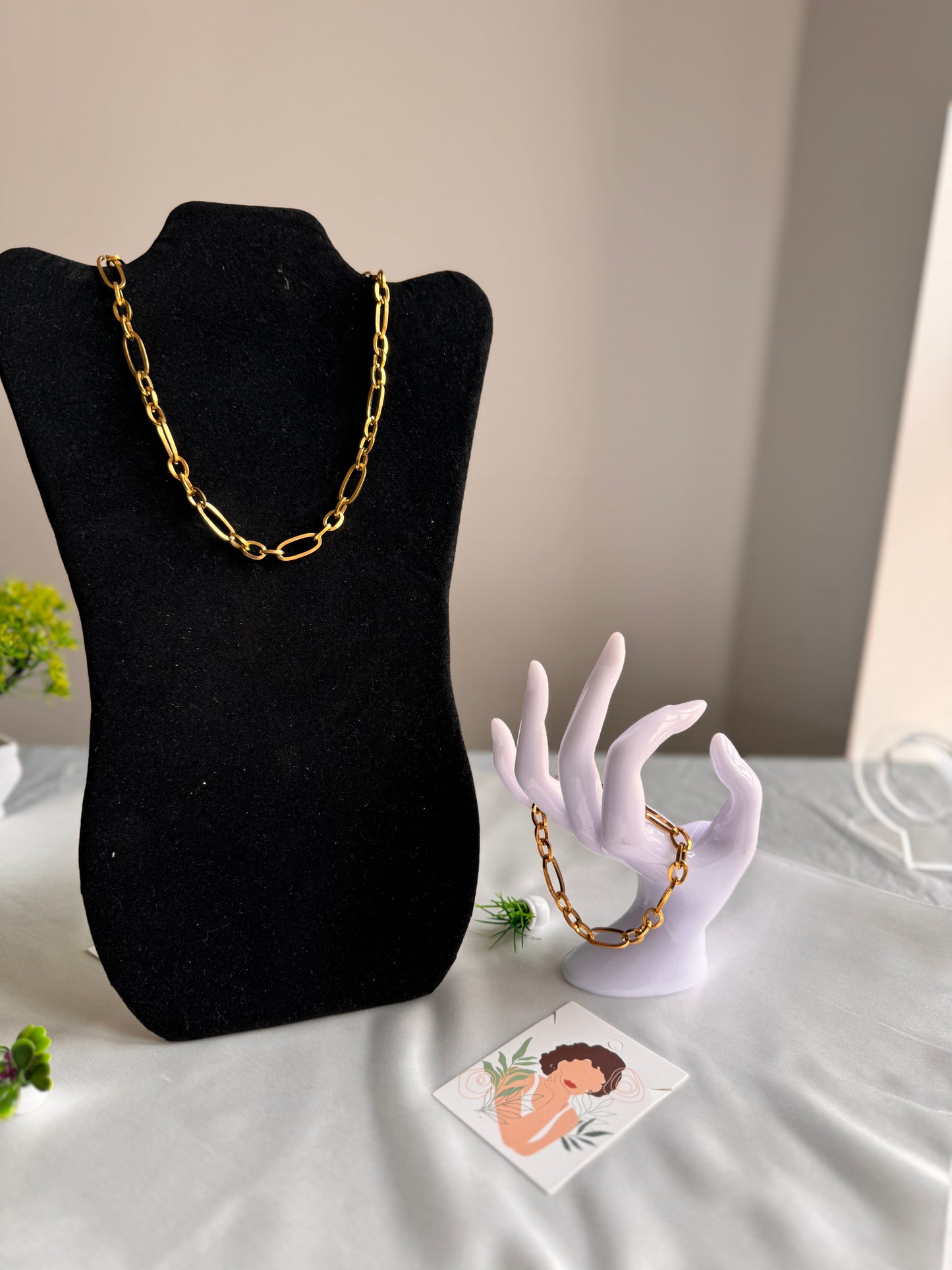 Necklace and bracelet jewellery set