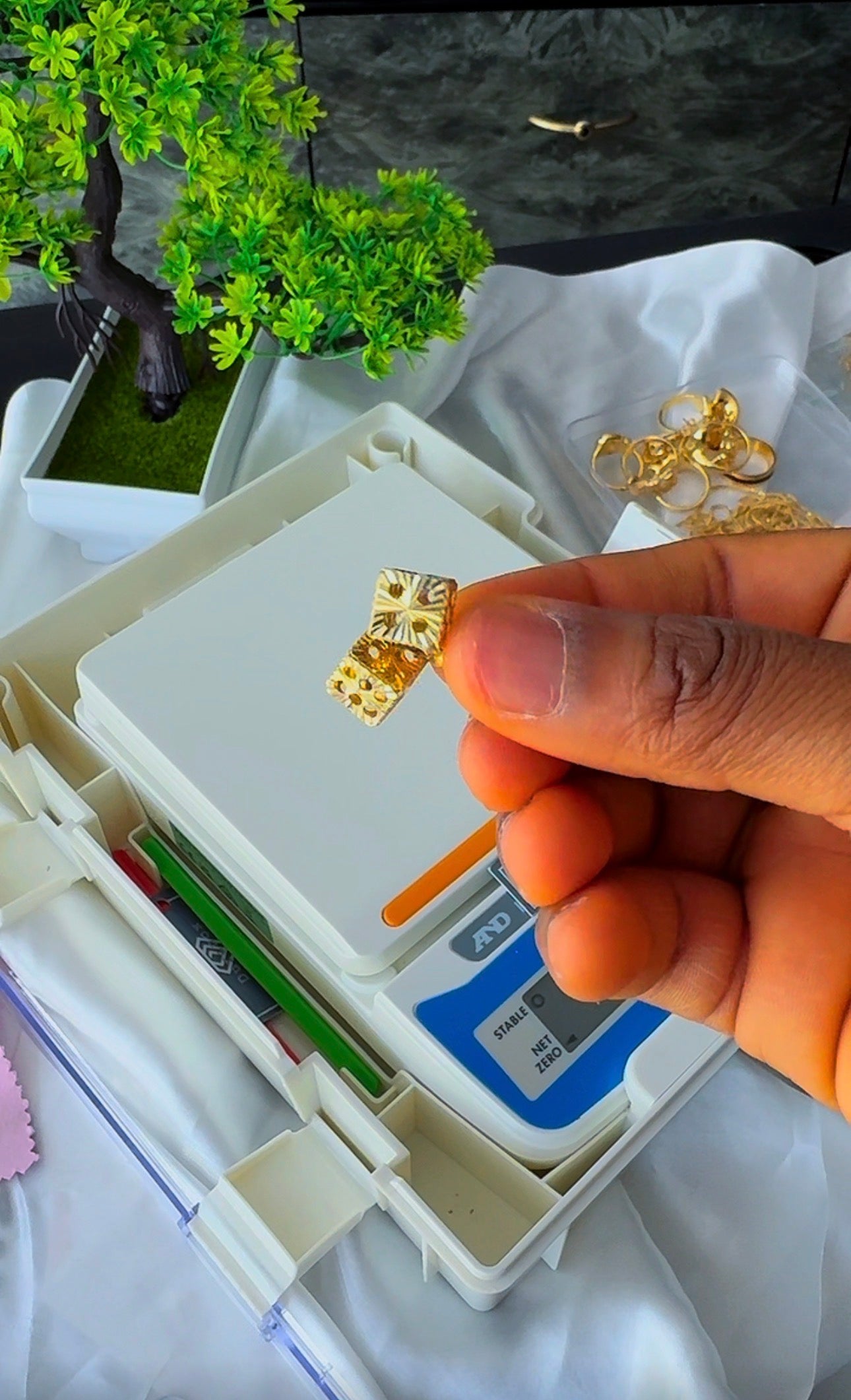 18ct Solid Gold Cube Stud Earrings | 3.1g