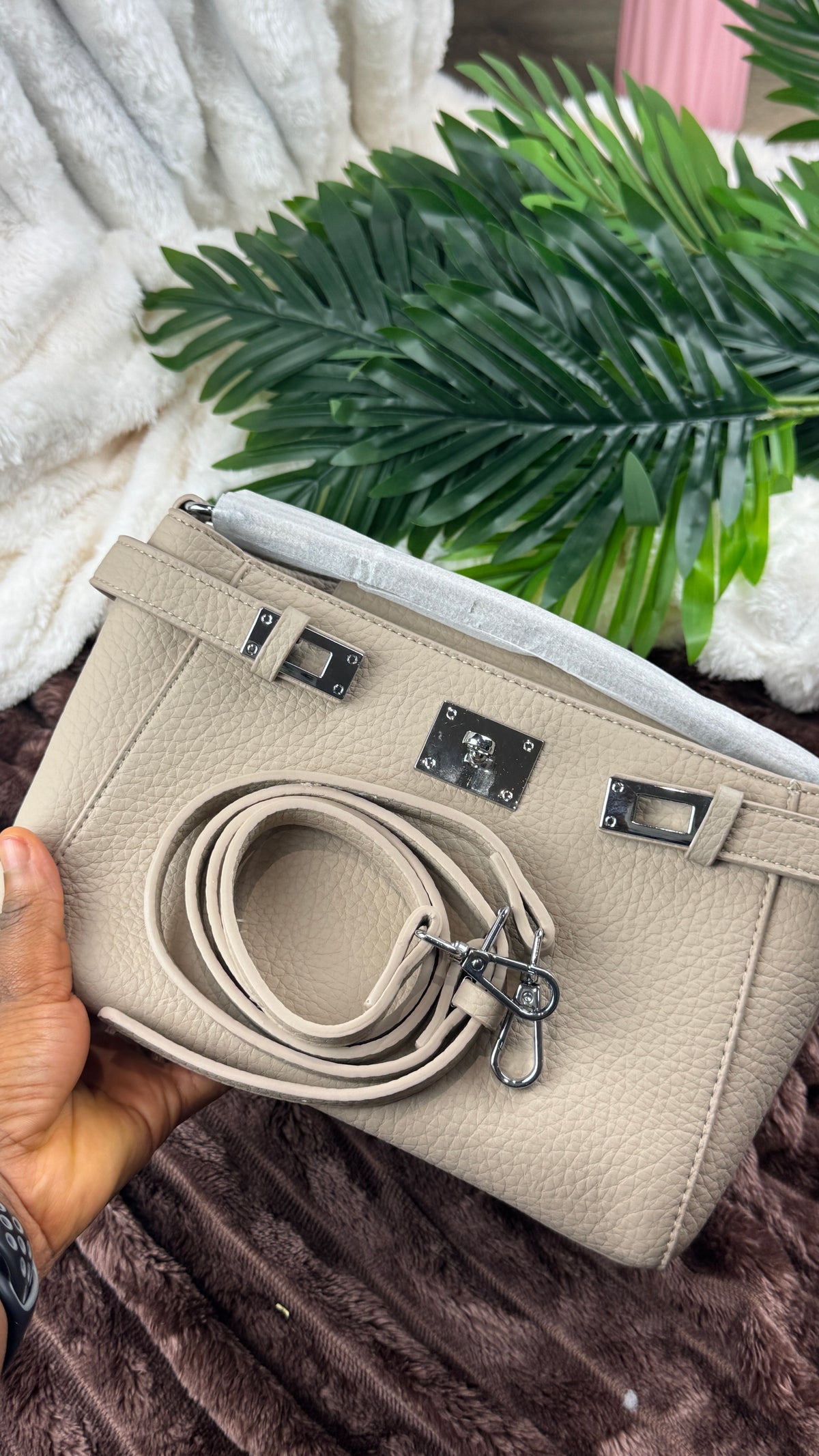 Women’s Biege | Khaki Pebbled Leather Turn-Lock Shoulder Bag | LARYZ Everyday 044 | Medium