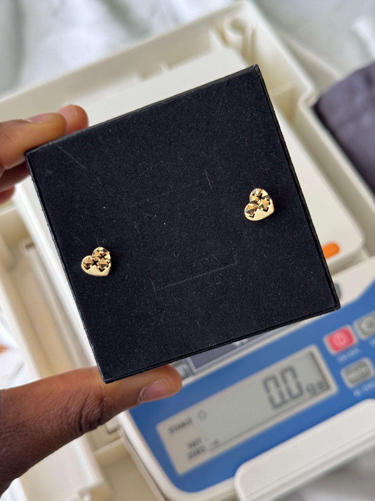 Deget 18 Karat Pure Gold Love Stud Earrings