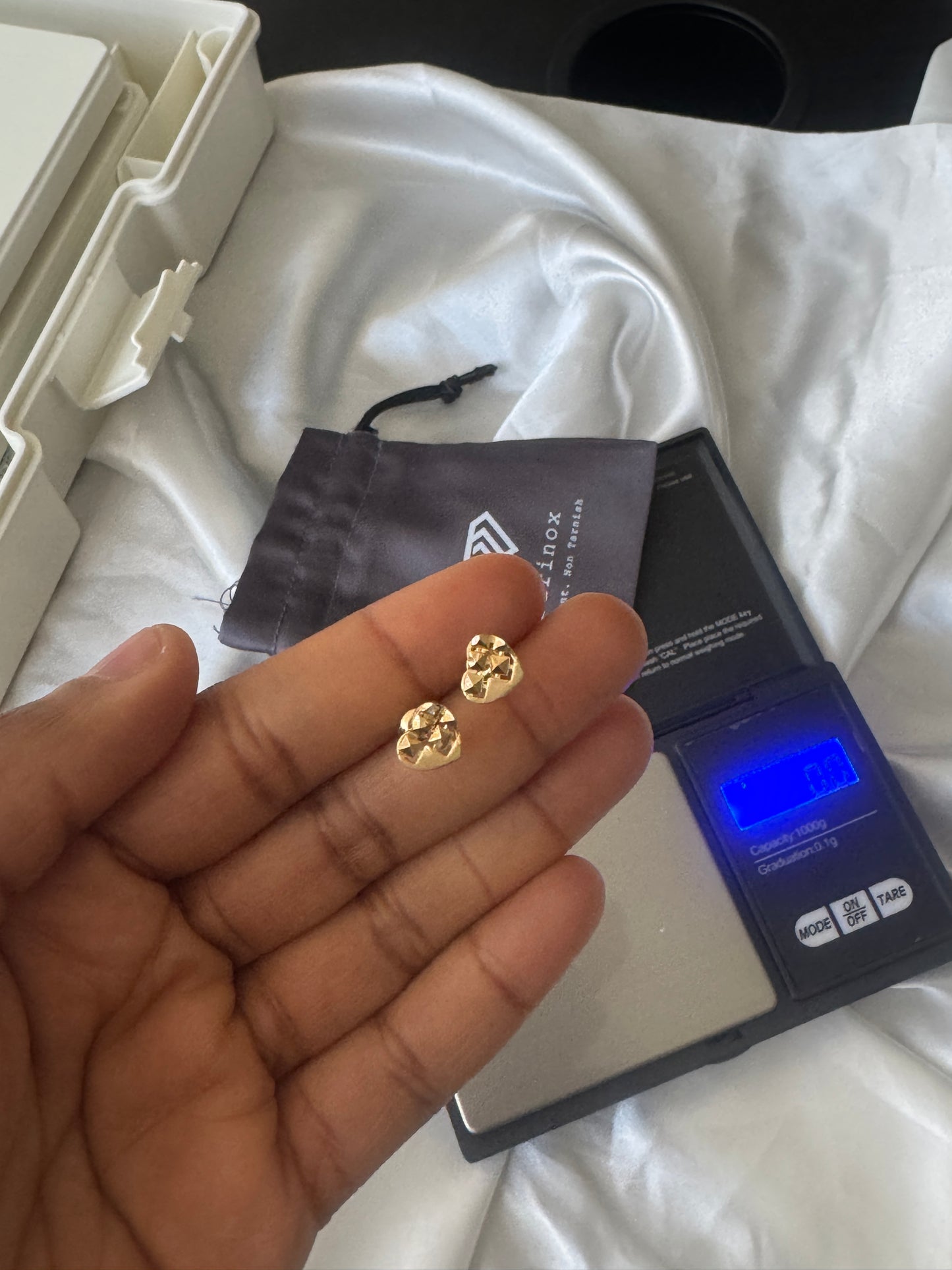 Deget 18 Karat Pure Gold Love Stud Earrings