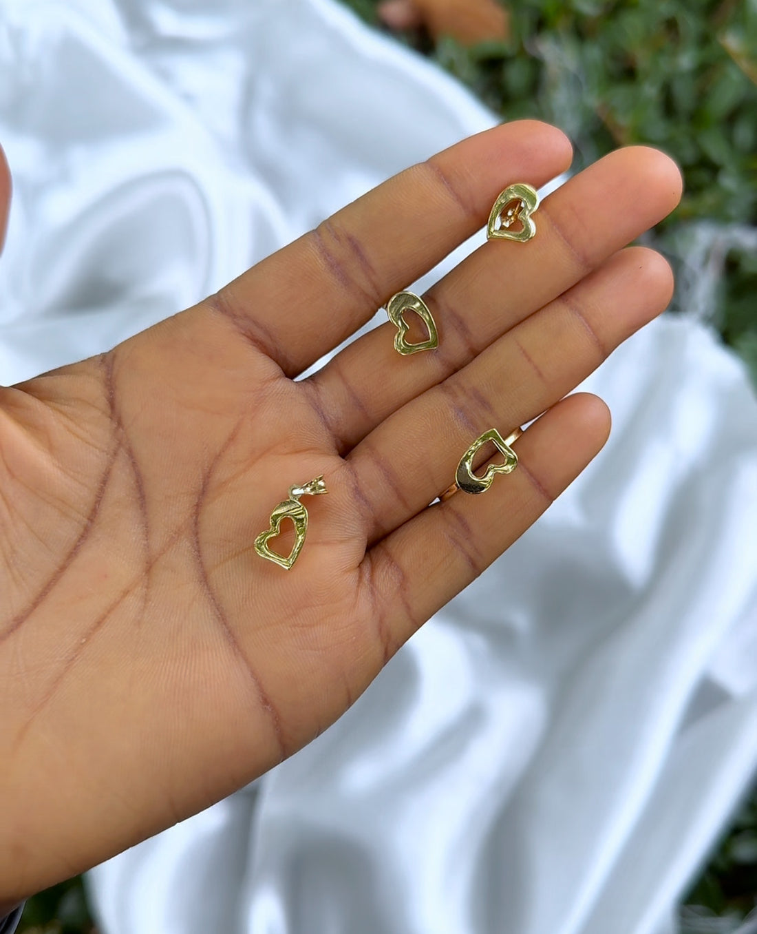 image shows 18ct solid gold jewellery set