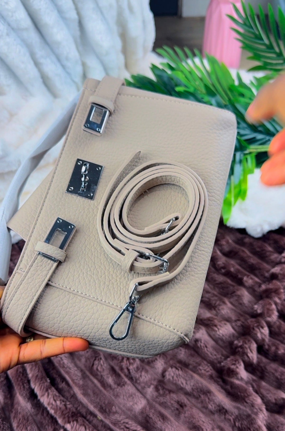 Women’s Biege | Khaki Pebbled Leather Turn-Lock Shoulder Bag | LARYZ Everyday 044 | Medium