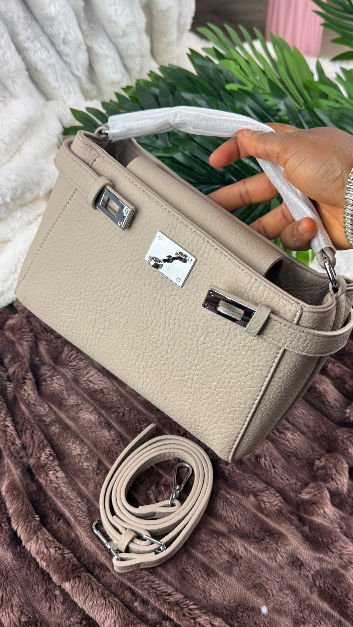 Women’s Biege | Khaki Pebbled Leather Turn-Lock Shoulder Bag | LARYZ Everyday 044 | Medium