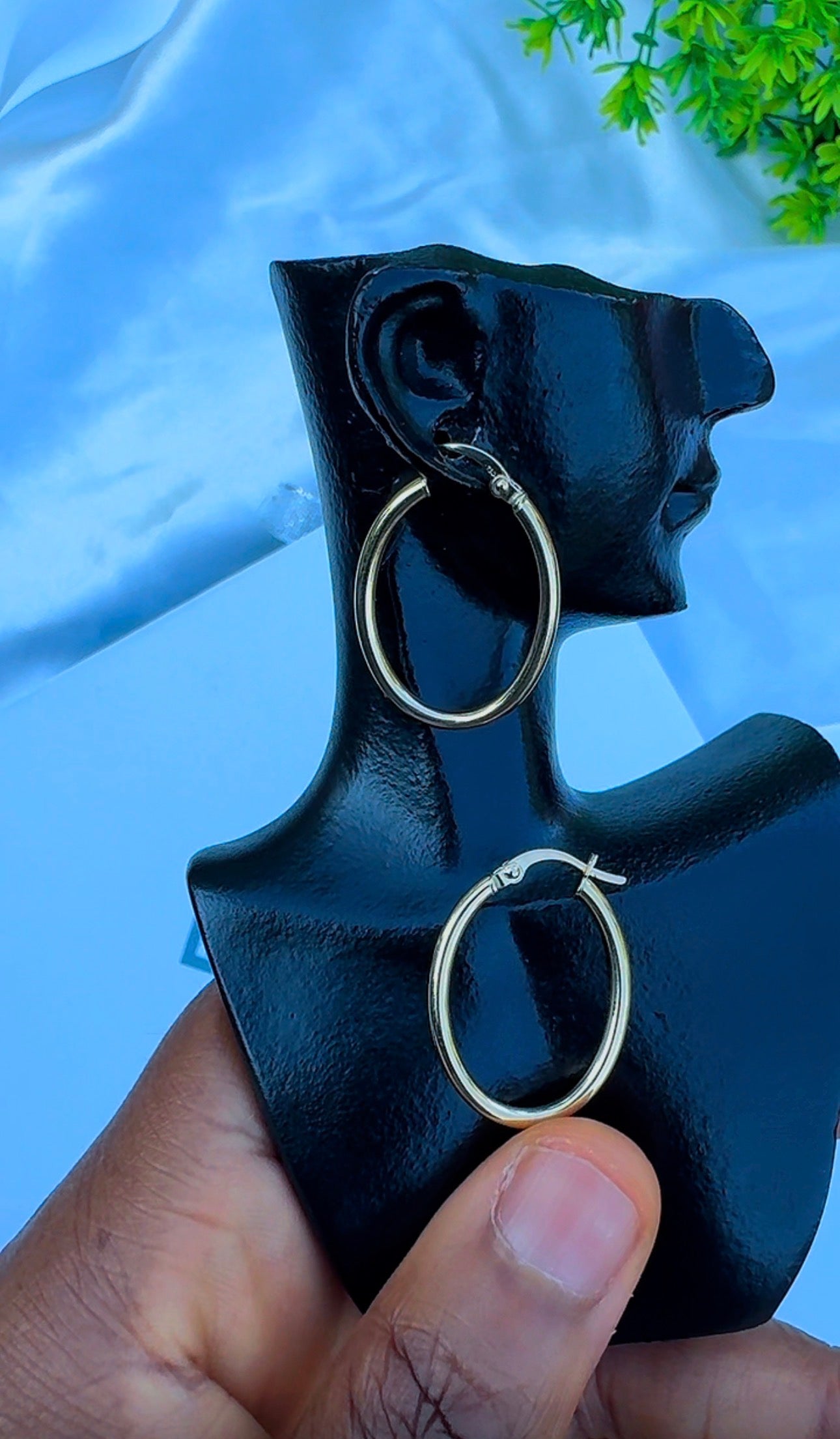 18 Karat Solid Gold Medium Hoop Earrings 1.3g