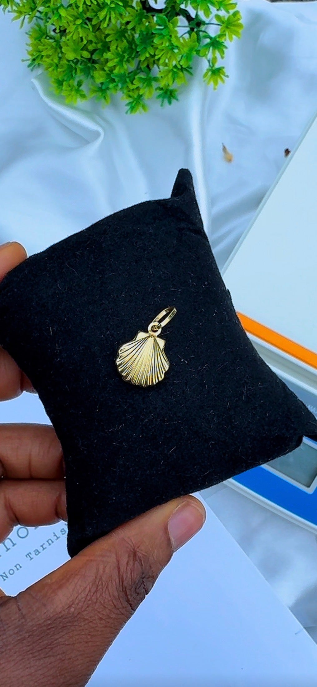 Degah 18ct Solid Gold Pendant (Clam)