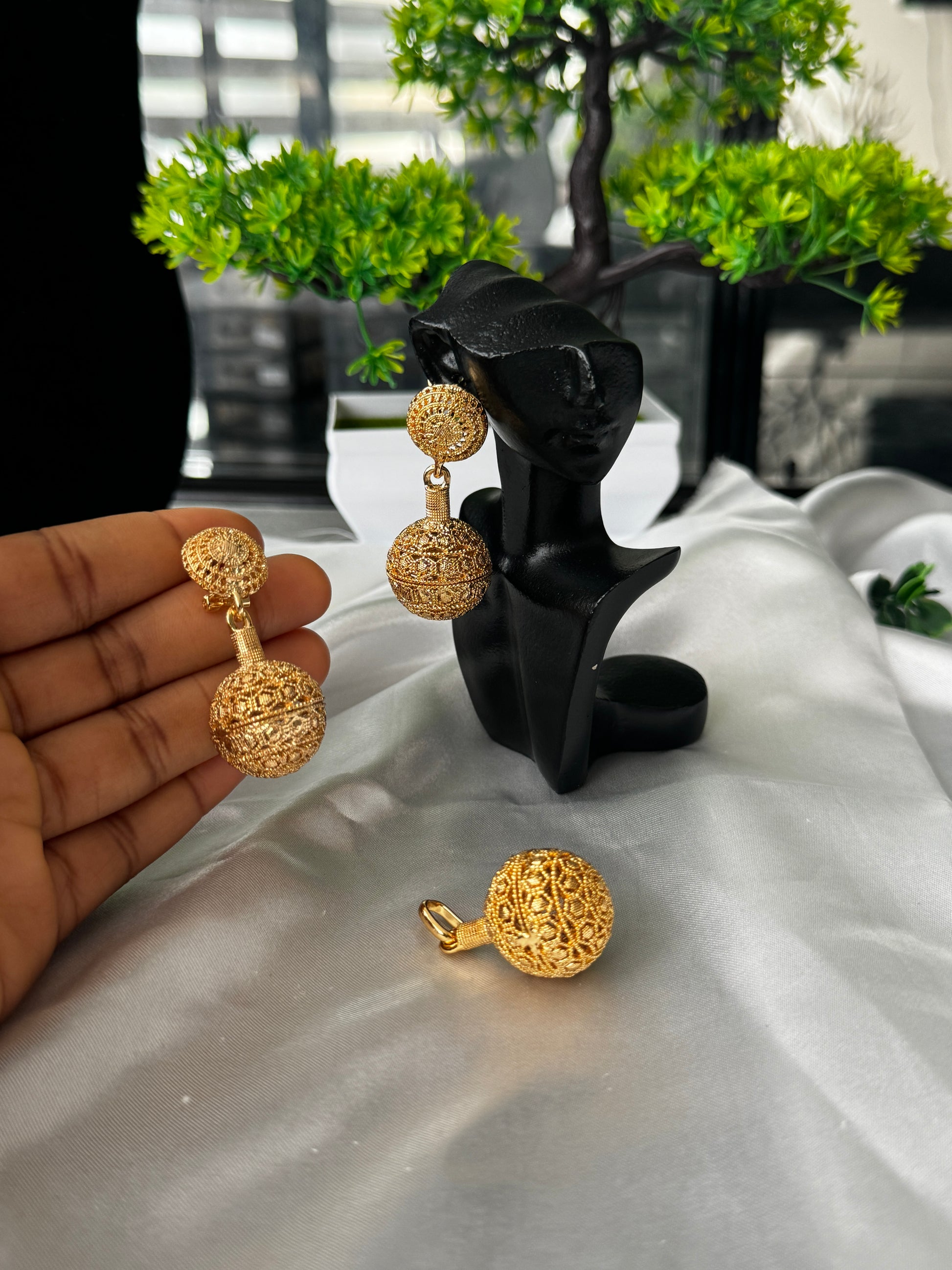 Gold jewellery. Jewellery gift set for her