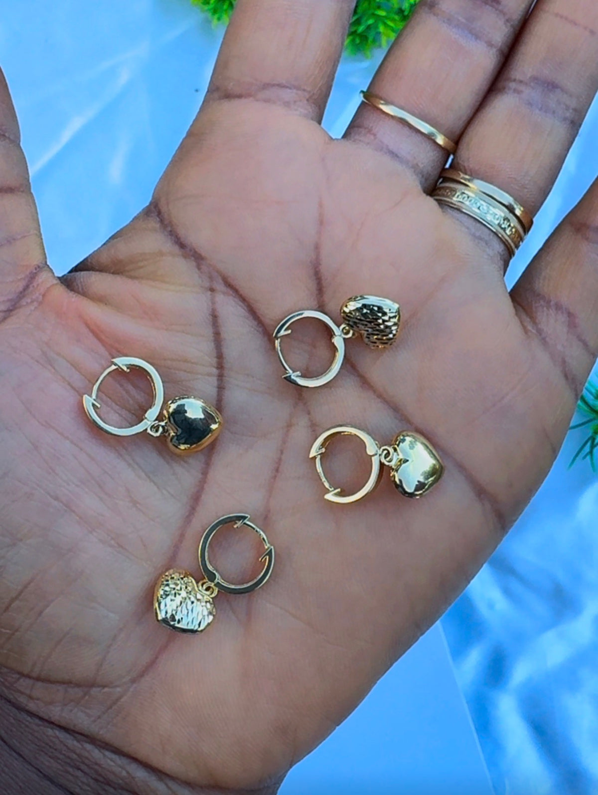 18 Karat Solid Gold Hoop Heart Earrings - 2.7g