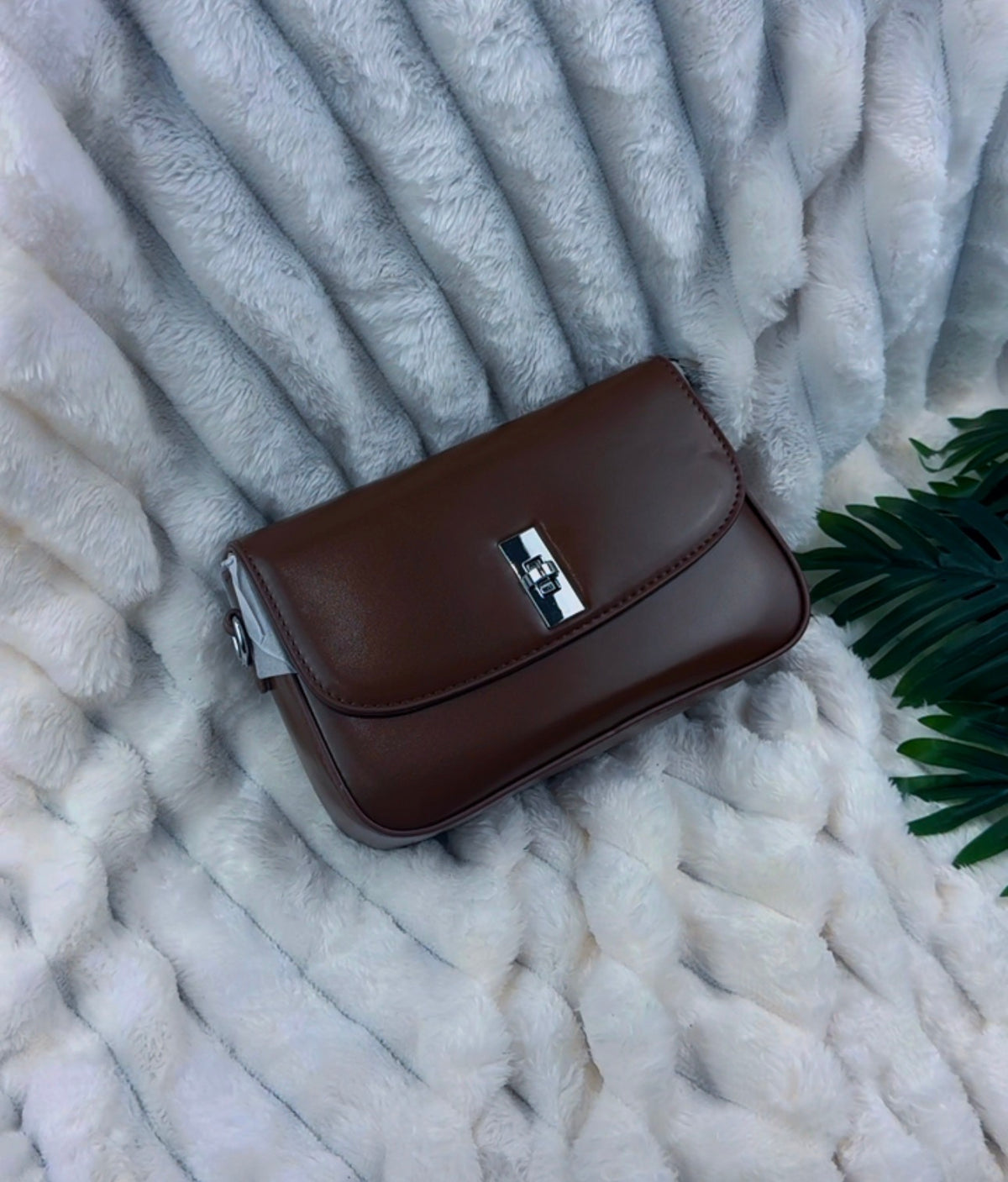 Minimalist Classic Smooth Faux Leather Crossbody Bag | LARYZ Everyday 013