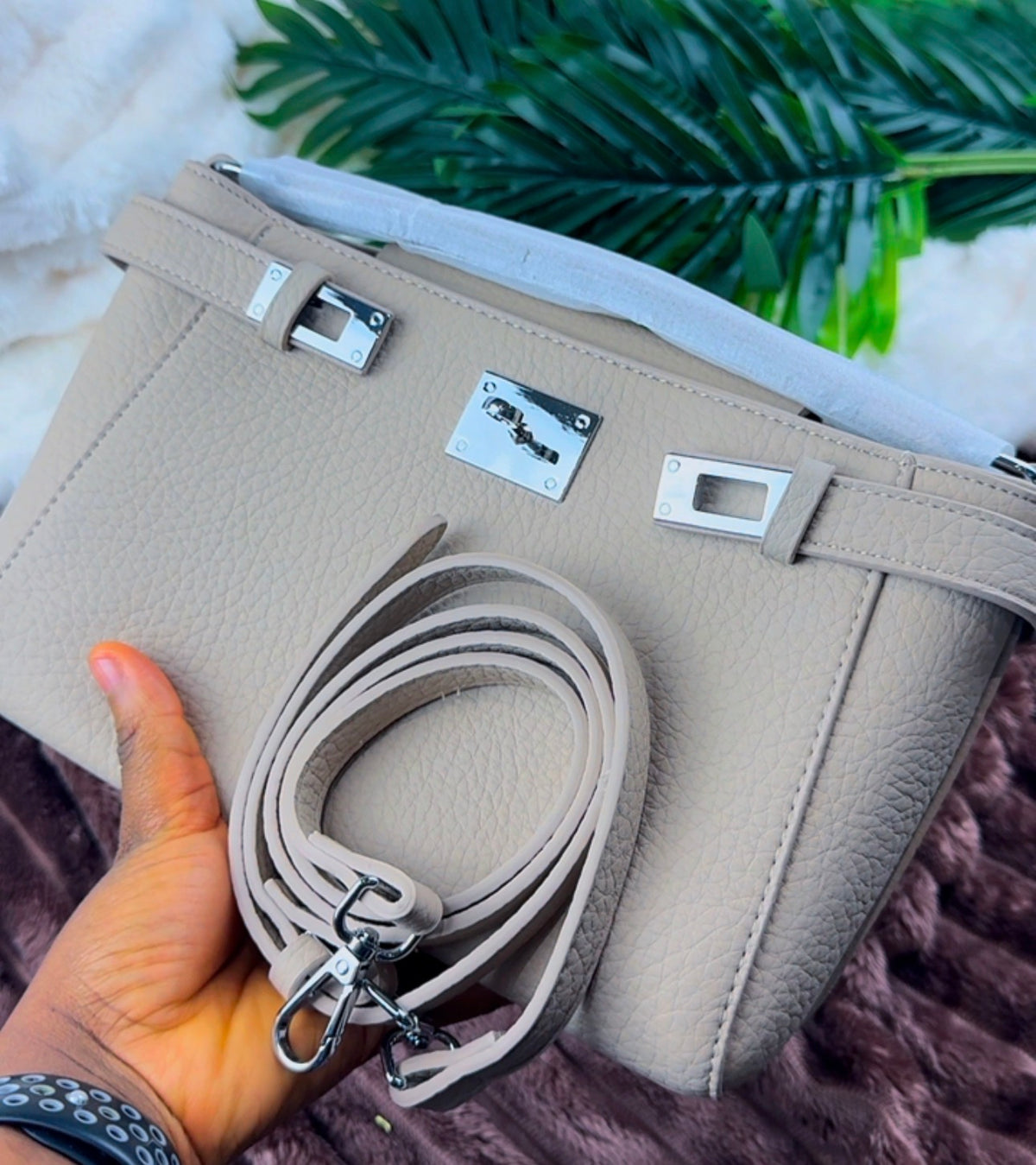 Women’s Biege | Khaki Pebbled Leather Turn-Lock Shoulder Bag | LARYZ Everyday 044 | Medium