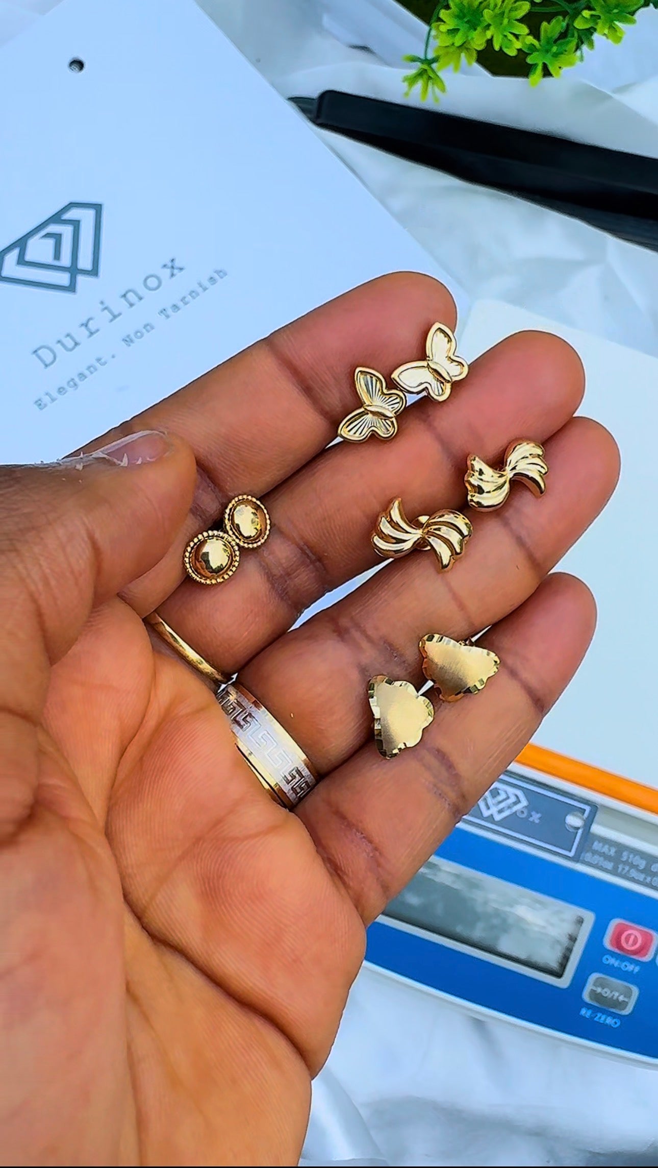 Degaac 18ct Solid Gold Stud Earrings