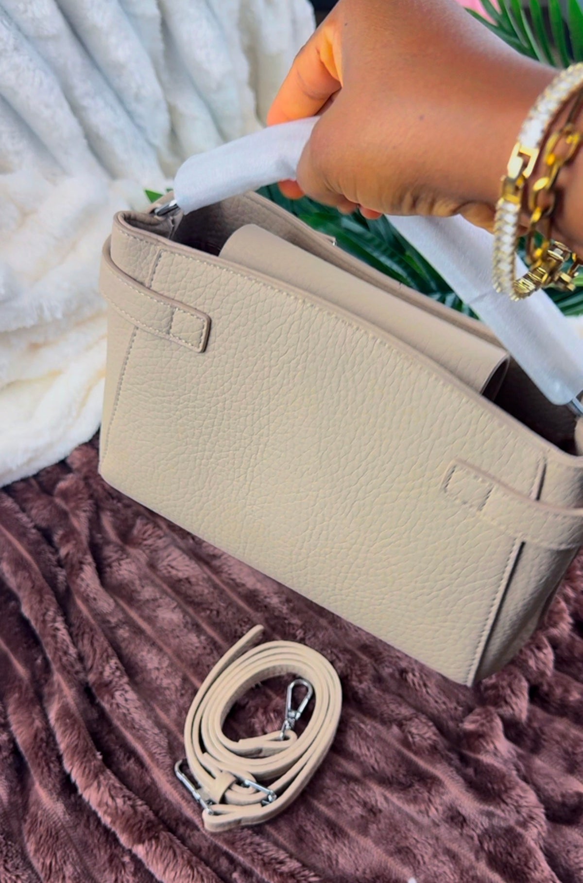 Women’s Biege | Khaki Pebbled Leather Turn-Lock Shoulder Bag | LARYZ Everyday 044 | Medium