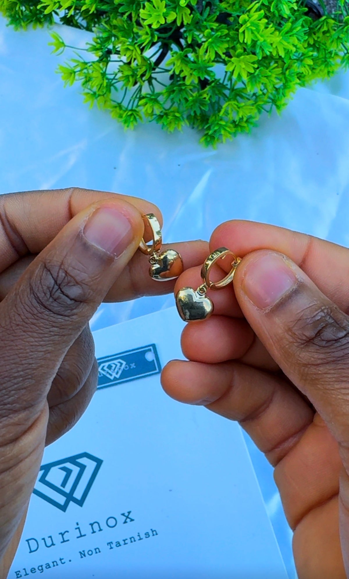 18 Karat Solid Gold Hoop Heart Earrings - 2.7g