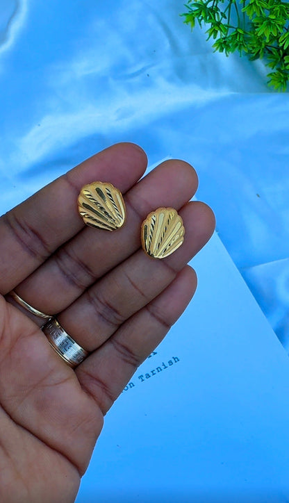 21 Karat Solid Gold Clam Stud Earrings | 1.9g