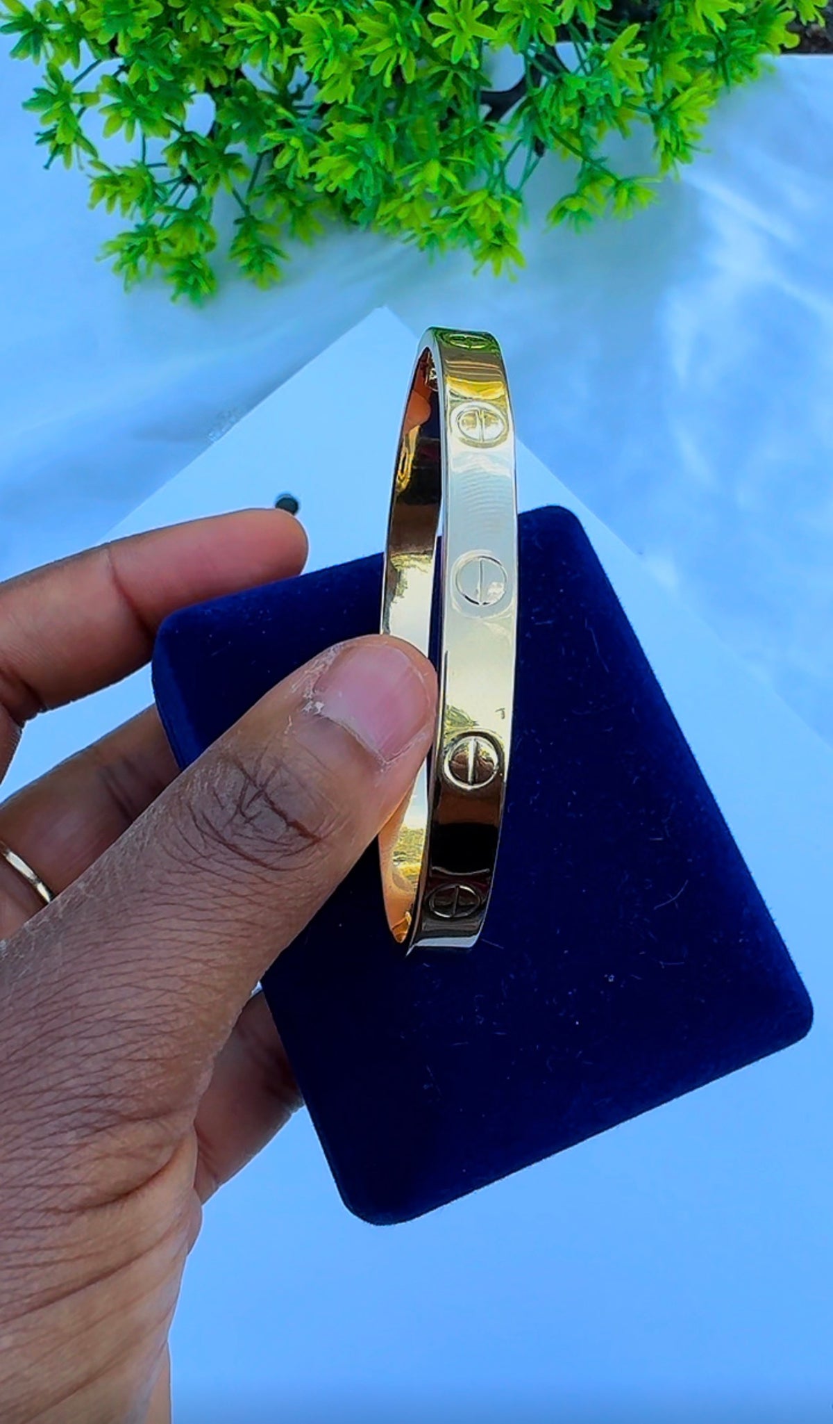 18K Solid Gold Classic Branded Screw Bangle | Size 17 | 7.2g