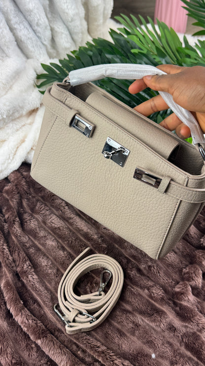 Women’s Biege | Khaki Pebbled Leather Turn-Lock Shoulder Bag | LARYZ Everyday 044 | Medium