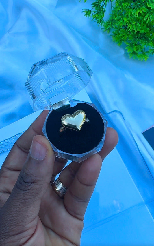 18 Karat Solid Gold Fashion Ring Size 6.5 (Heart)