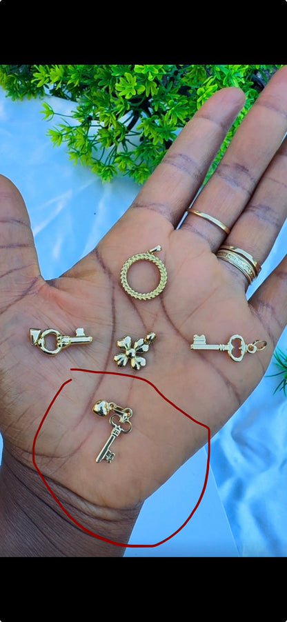 18 Karat Solid Gold Key with Heart Pendant ~ 1.3g