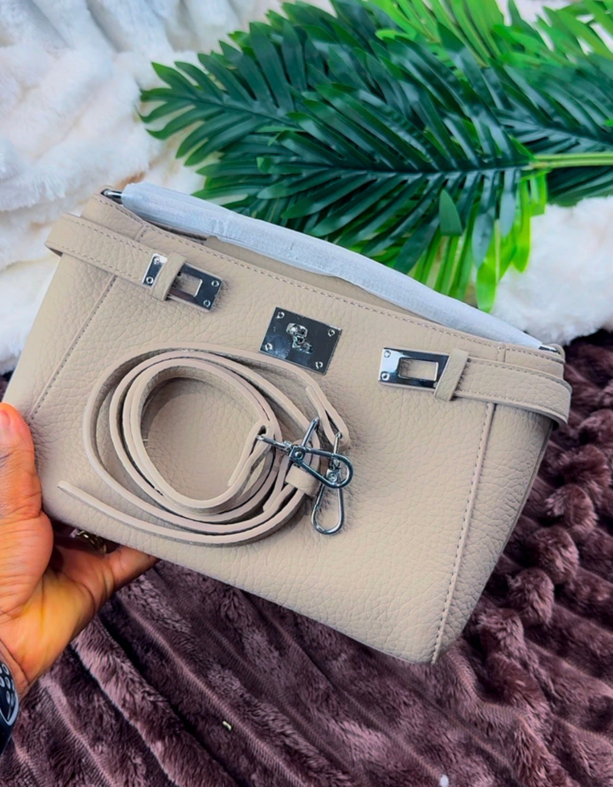 Women’s Biege | Khaki Pebbled Leather Turn-Lock Shoulder Bag | LARYZ Everyday 044 | Medium