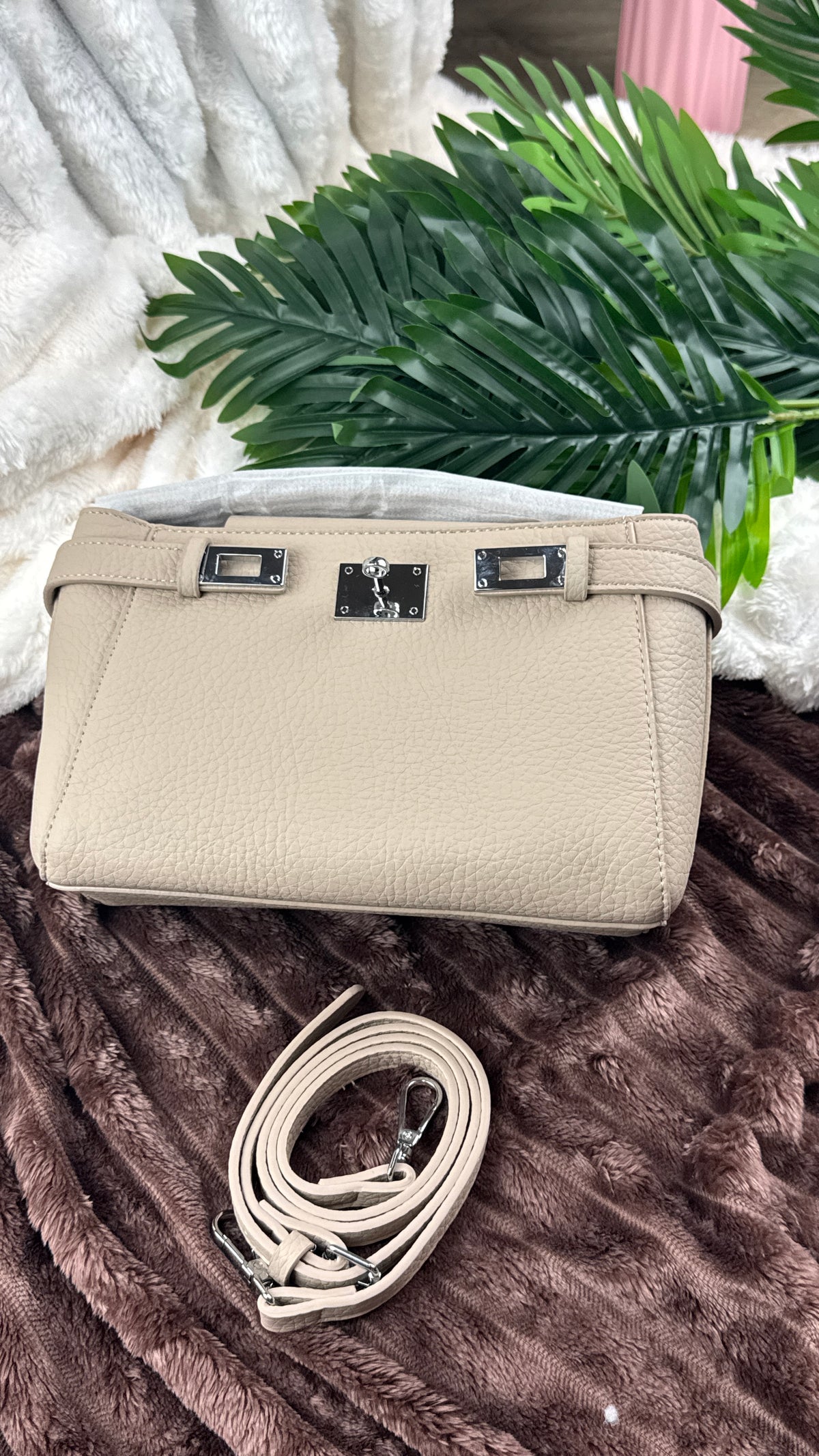 Women’s Biege | Khaki Pebbled Leather Turn-Lock Shoulder Bag | LARYZ Everyday 044 | Medium