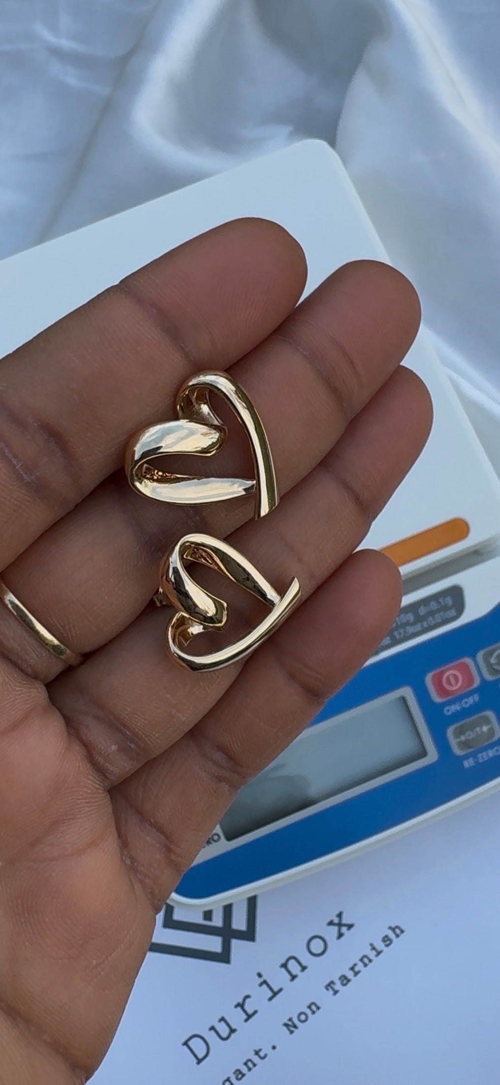 Deget 18 Karat Pure Gold Love Stud Earrings