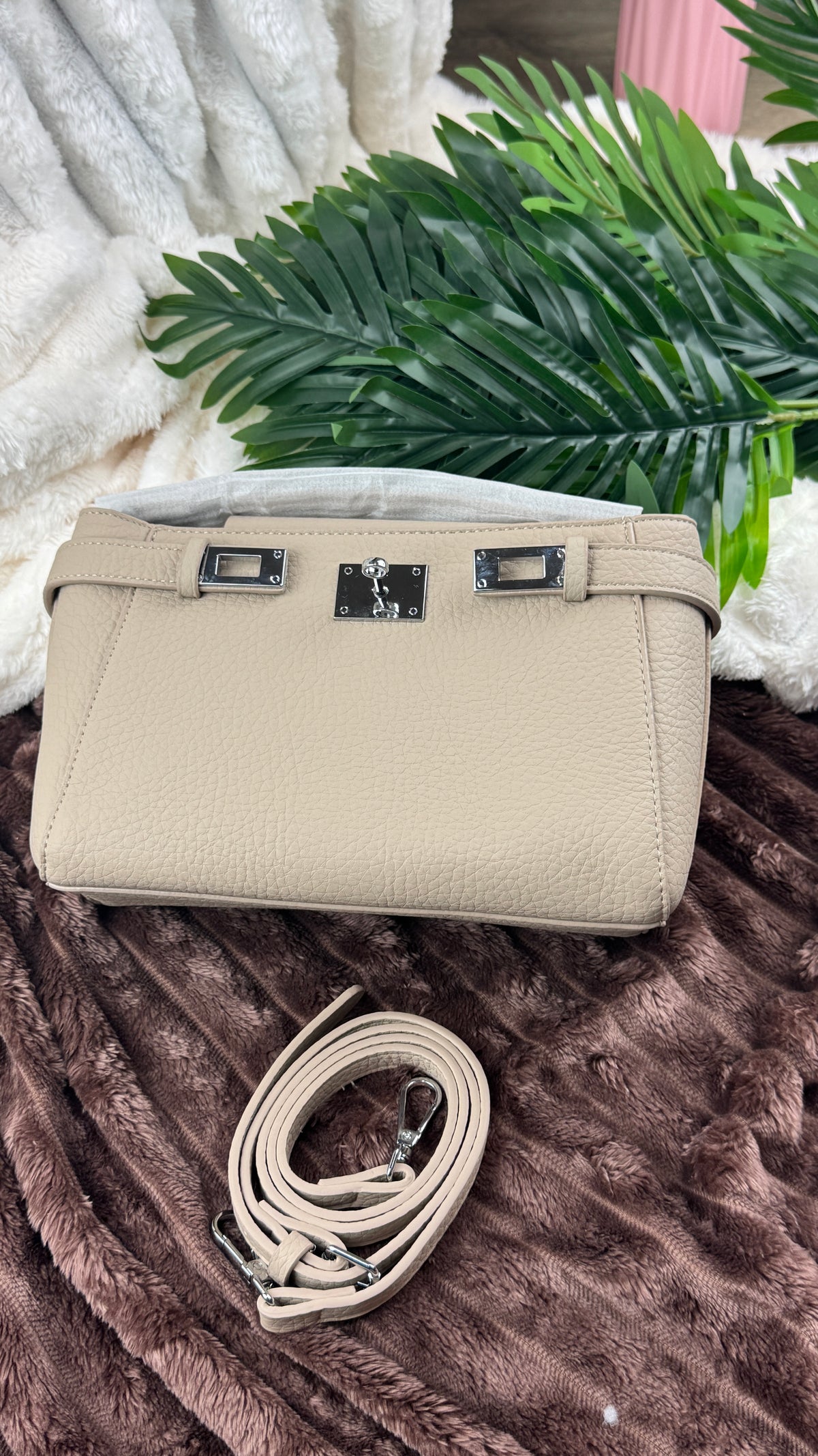 Women’s Biege | Khaki Pebbled Leather Turn-Lock Shoulder Bag | LARYZ Everyday 044 | Medium