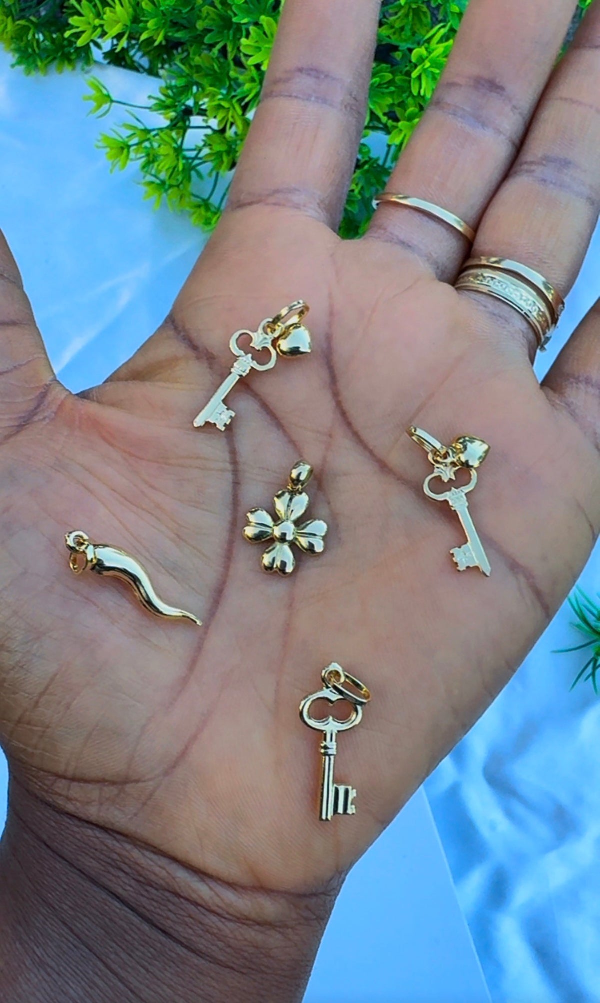 18 Karat Solid Gold Key with Heart Pendant ~ 1.3g
