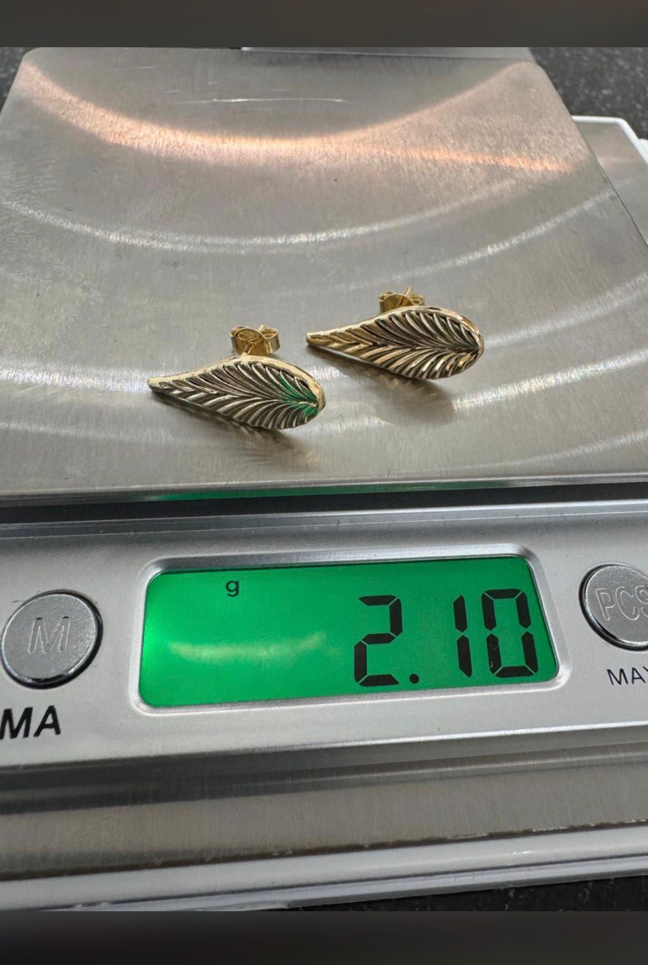 18 Karat Gold Stud Earrings | 2.1g