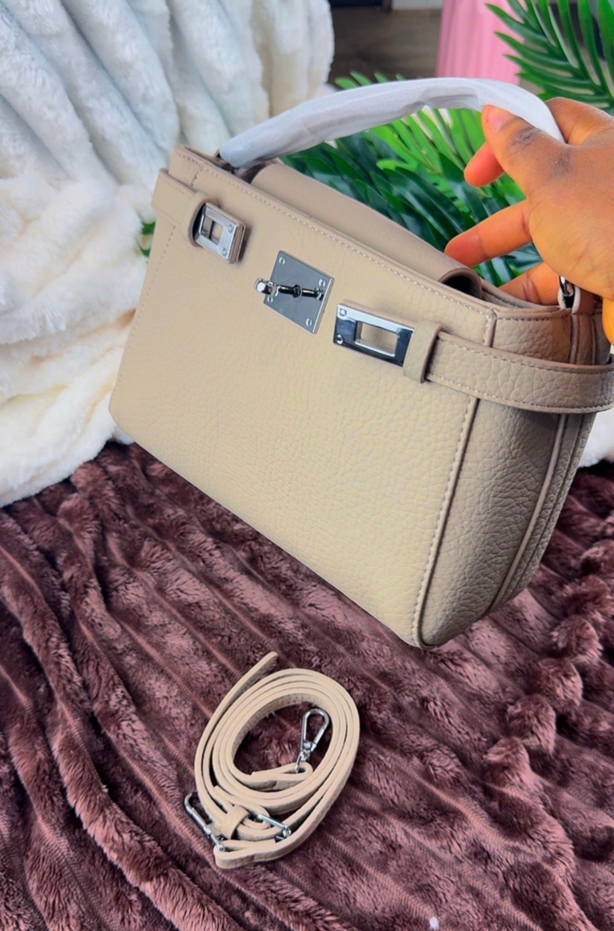 Women’s Biege | Khaki Pebbled Leather Turn-Lock Shoulder Bag | LARYZ Everyday 044 | Medium