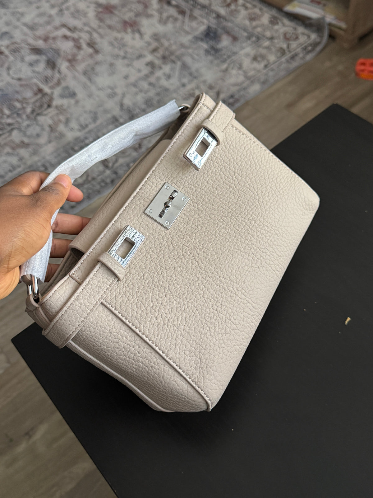 Women’s Biege | Khaki Pebbled Leather Turn-Lock Shoulder Bag | LARYZ Everyday 044 | Medium