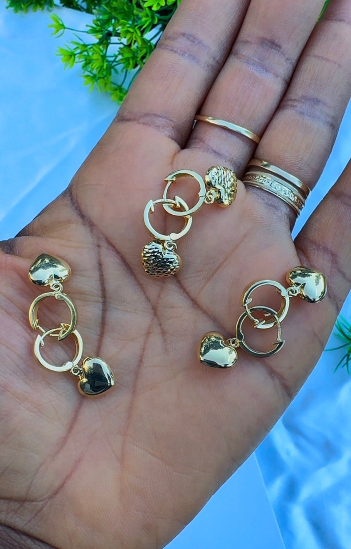 18 Karat Solid Gold Hoop Heart Earrings - 2.7g