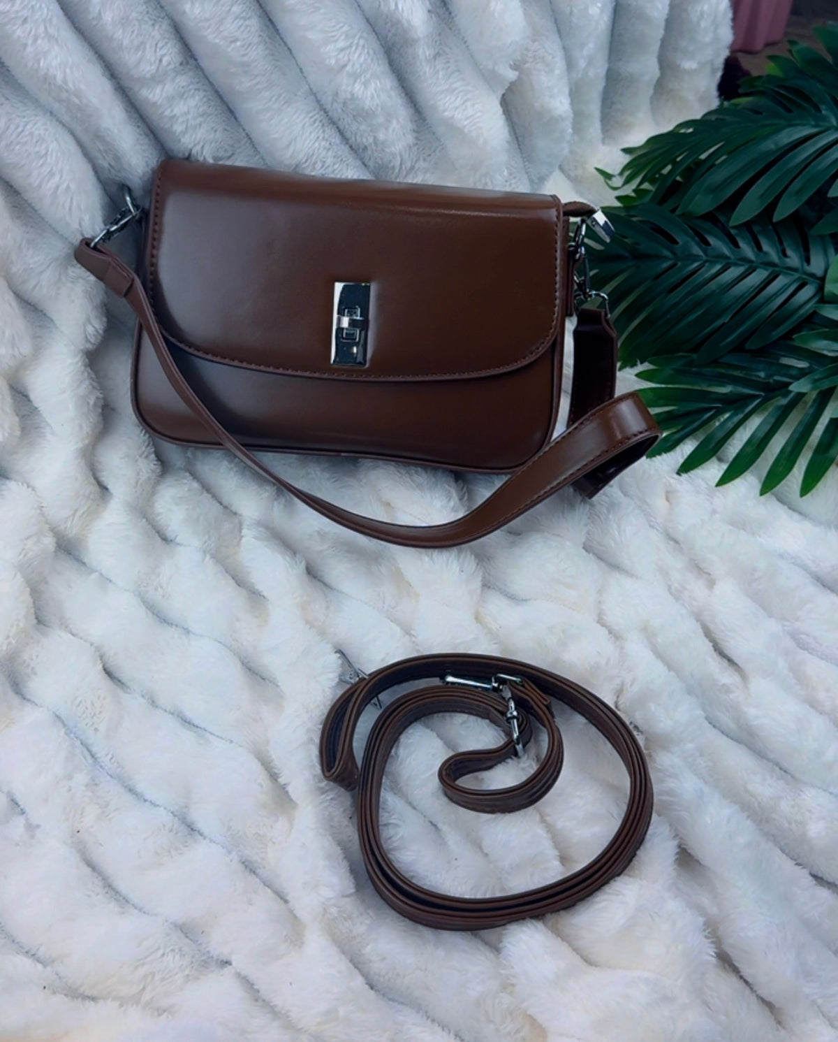 Minimalist Classic Smooth Faux Leather Crossbody Bag | LARYZ Everyday 013