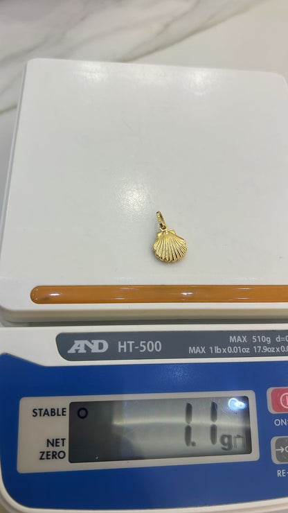 Degah 18ct Solid Gold Pendant (Clam)