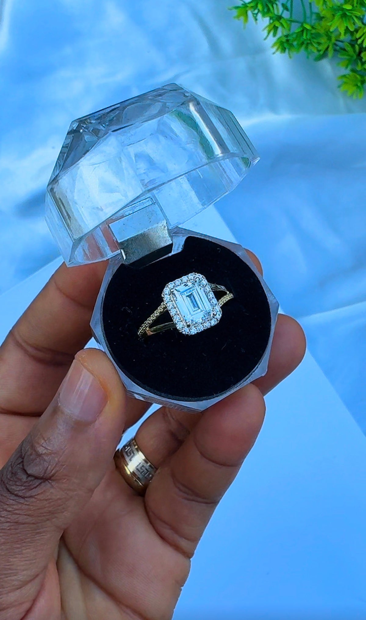 18 Karat Solid Gold Engagement Ring Size 7.5 | 2.7g