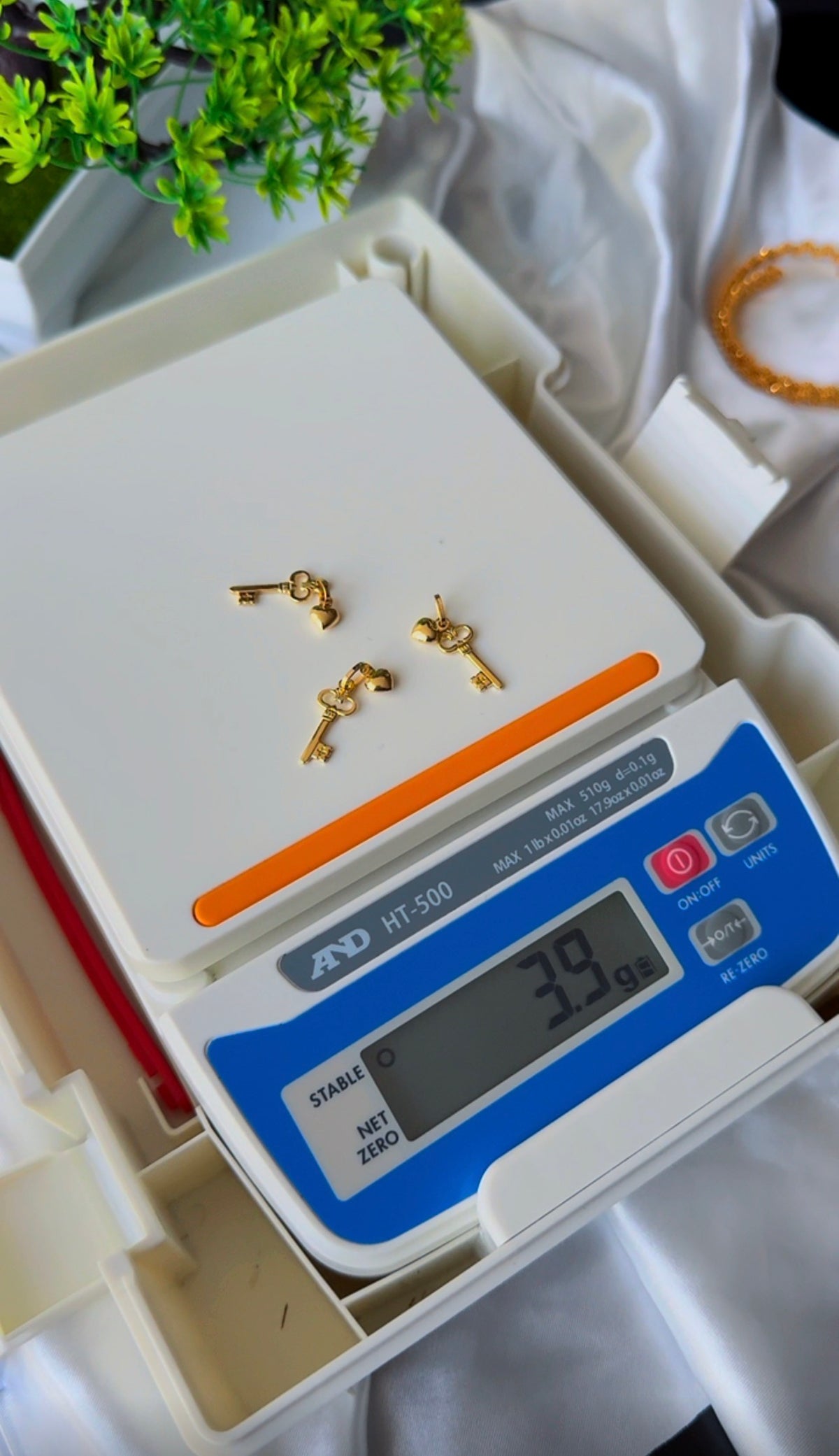 18 Karat Solid Gold Key with Heart Pendant ~ 1.3g