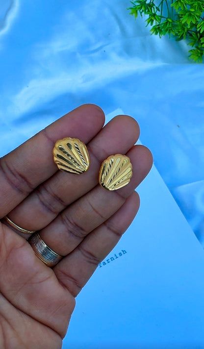 21 Karat Solid Gold Clam Stud Earrings | 1.9g