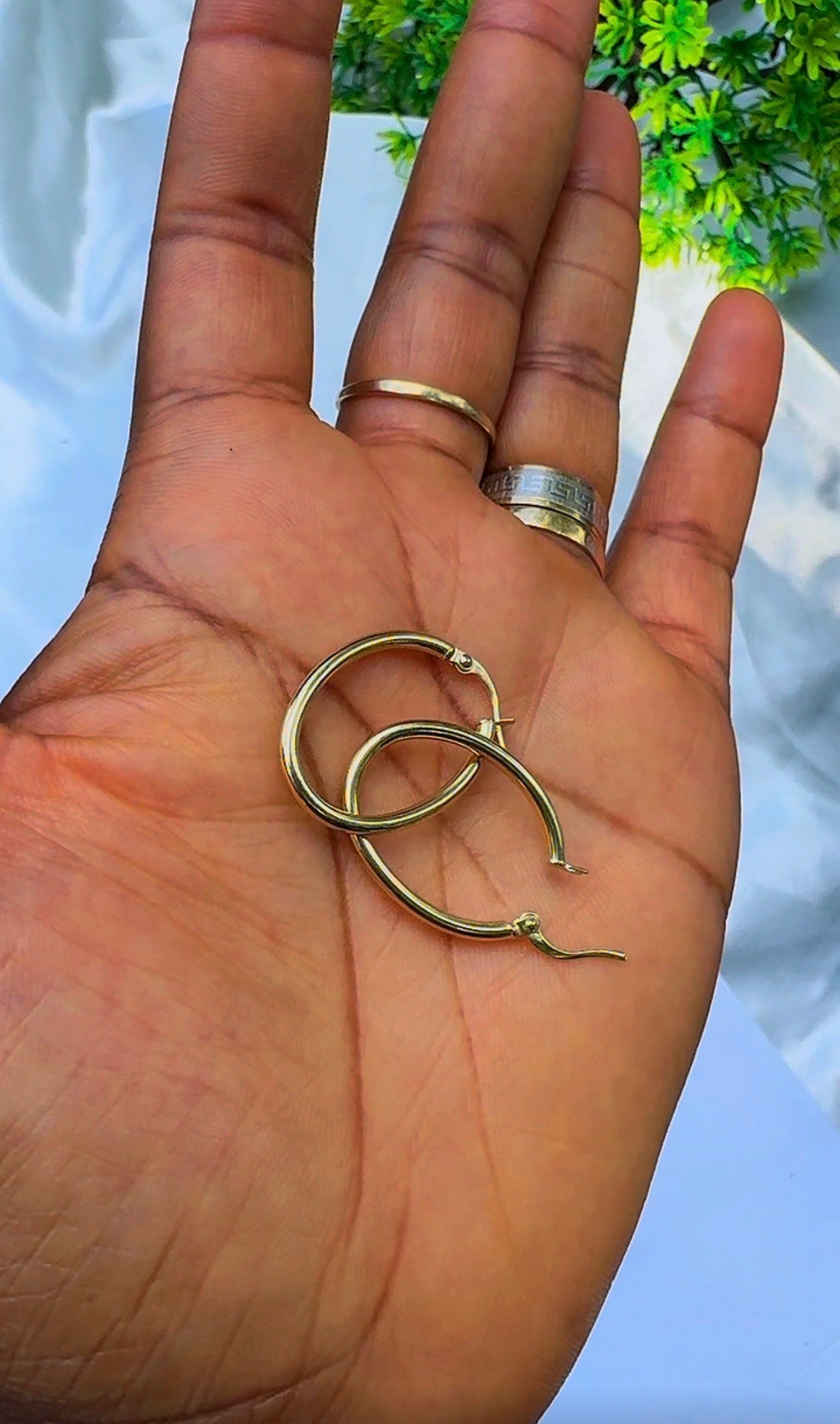 18 Karat Solid Gold Medium Hoop Earrings 1.3g