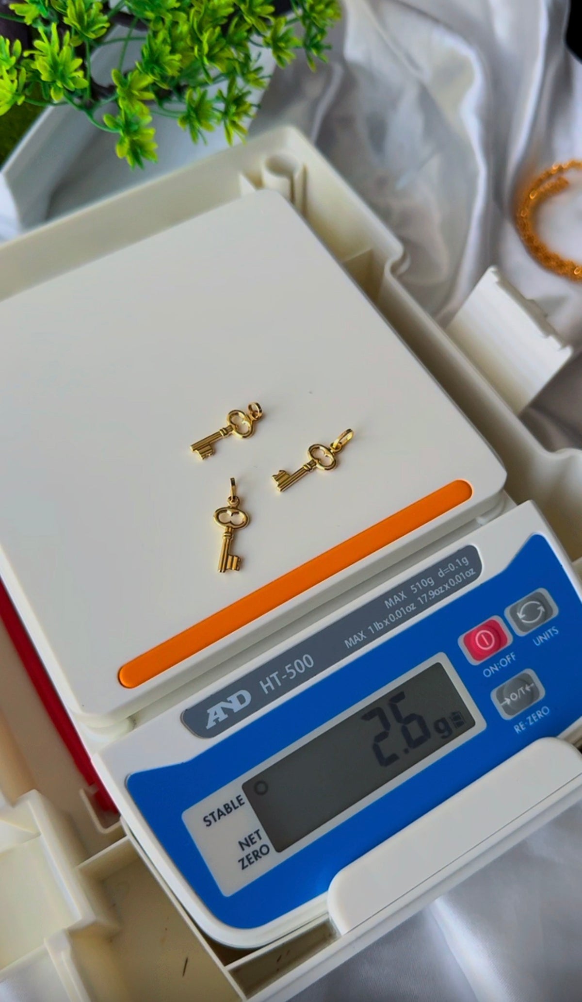 18ct Real Gold Key Pendant - 0.9g
