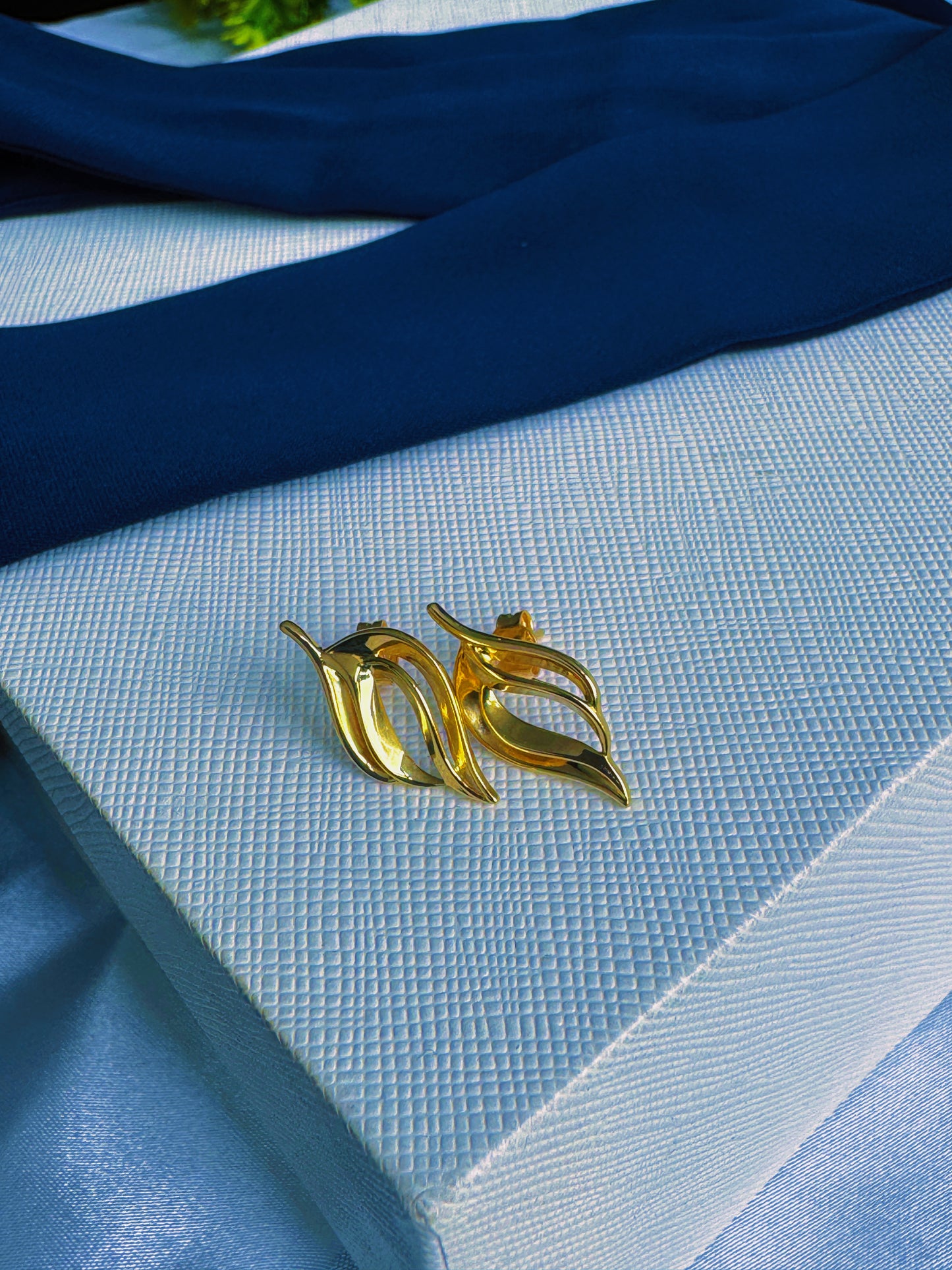 Degard 18 Karat Gold Stripe Stud Earrings
